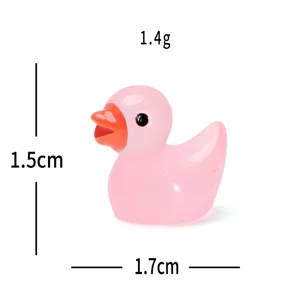 Vue détaillée de figurine de canard rose miniature avec spécifications de taille DIY.