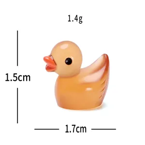 Mini figurine de canard jaune en résine, idéale pour micro-paysage DIY et déco de bureau.