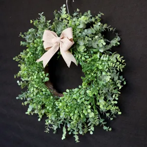 Ghirlanda di bosso verde artificiale con fiocco in iuta per decorazione porta di casa