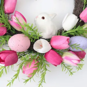 Osterkranz mit künstlichen rosa Tulpen bunten Eiern und süßem Hase für Haustür Deko
