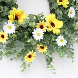 Lente kunstmatige bloemenkrans met zonnebloemen en eucalyptus voor deurdecoratie thuis.