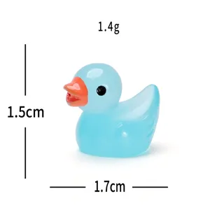Gros plan détail de la figurine canard en résine bleue miniature avec dimensions et poids.