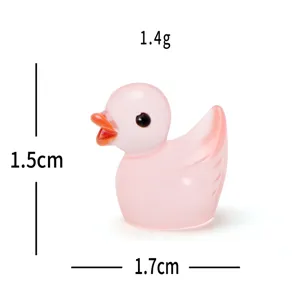 Vue détaillée de la figurine de canard miniature rose en résine avec dimensions exactes.