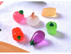 Primer plano de mini adornos de verduras de simulación, accesorios de resina y micropaisaje.