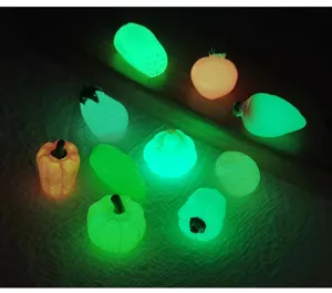 Vista detallada de adorno de resina de mini verduras luminosas para micropaisaje