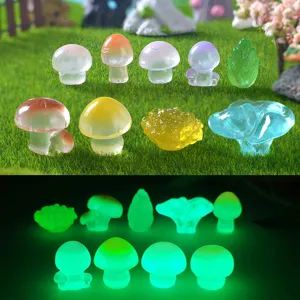 Mini champignons luminescents en resine pour micro paysage de mousse et decoration de plantes.