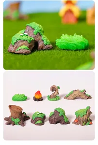 Nahaufnahme von Miniatur-Kunstharz-Baumstämmen und Steinlandschaften mit feinen Details.