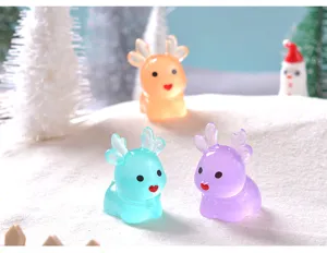 Vue rapprochee de jolies figurines de cerf en resine lumineuse, ideales pour decoration de Noel.