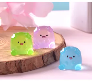 Détail de figurine cochon lumineux en résine, jolie déco micro paysage DIY.