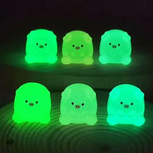 Petites figurines de cochon lumineuses qui brillent dans le noir mignonne résine DIY déco