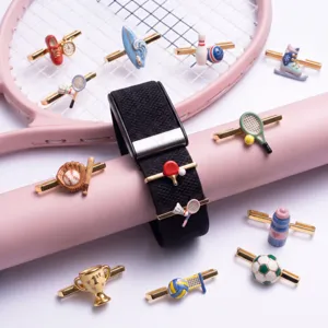 Bracelet élastique noir avec ensemble de broches émaillées sur le thème du sport élégant.