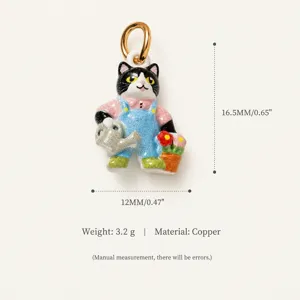 Charm pendentif chat émail mignon avec salopette et arrosoir, bijoux en cuivre, 16.5mm.