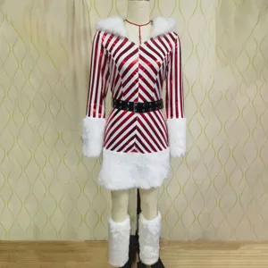 Dettagli del costume di Natale a righe rosso e bianco con abito con cappuccio e copristivali.