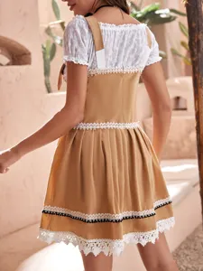 Details des traditionellen deutschen Oktoberfest Dirndl Kleides mit weißer Bluse und Rock.