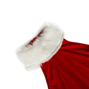 Dettaglio costume di Natale in velluto rosso con colletto in pelliccia sintetica.