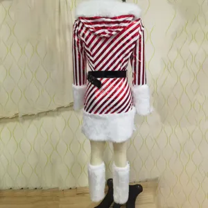 Vista posteriore del costume natalizio a righe rosse e bianche con pelliccia sintetica e ghette.