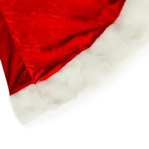 Vista dettagliata di velluto rosso e bordo in peluche bianco per il costume di Natale.