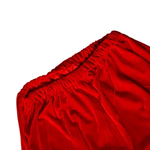 Dettaglio vita costume natalizio in velluto rosso, abbigliamento per feste comodo.