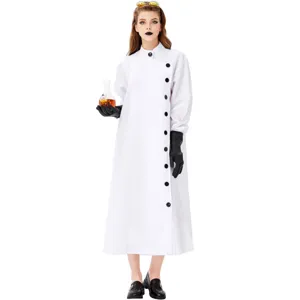 Vue détaillée du costume de manteau de laboratoire blanc avec des boutons noirs et manches.