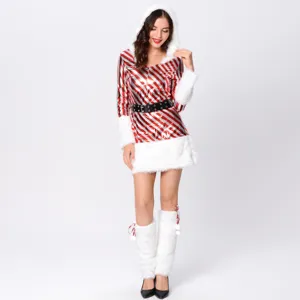 Vista dettagliata del costume di Natale a righe rosse e bianche con bordo in peluche.