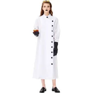 Vue de détail du manteau de laboratoire cosplay de scientifique fou blanc aux boutons noirs.
