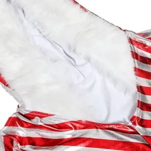 Dettaglio del costume di Natale a righe rosse e bianche con finiture in pelliccia sintetica.