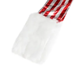 Primo piano dettagliato del tessuto rigato rosso e argento per costume di Natale con peluche.
