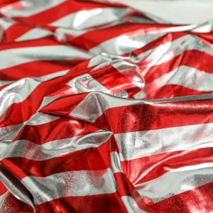 Dettaglio di tessuto rigato metallico rosso e bianco per materiale costume cosplay Natale