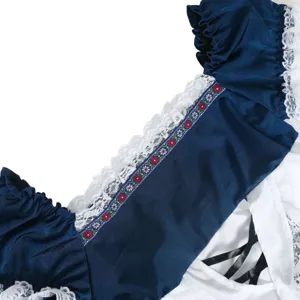 Gros plan détaillé de la robe traditionnelle allemande d'Oktoberfest avec tissu bleu et dentelle.
