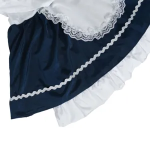 Détail de la robe traditionnelle de dirndl d'Oktoberfest avec tablier en dentelle blanche.
