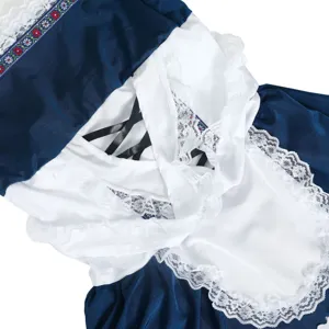Vue détaillée du costume traditionnel allemand de serveuse de bière d'Oktoberfest avec dentelle.