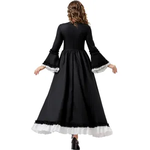 Vue arrière détaillée de la robe médiévale gothique montrant les manches à volants.