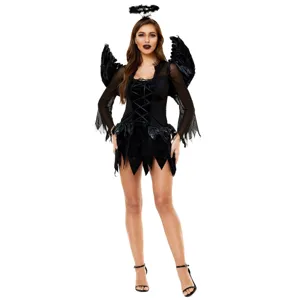 Détail du costume d'ange noir avec des ailes de plumes pour femme et fête d'Halloween.