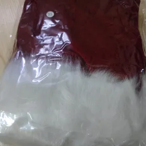 Vista dettagliata di tessuto per costume natalizio in velluto rosso e peluche bianco in busta.