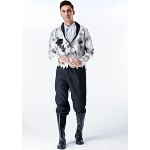 Detailansicht des Halloween Vampir Kostüms, mit stilvoller Farbverlauf Jacke für Partys.