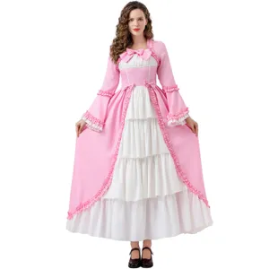 Détails de la robe médiéval rose vintage avec des volants délicats et une jupe à étages.