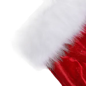 Primo piano dettagliato di finiture in pelliccia sintetica bianca e velluto rosso.
