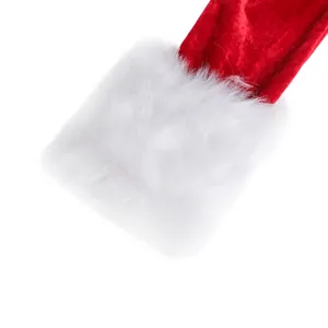 Primo piano dettaglio di tessuto per costume natalizio in velluto rosso con pelliccia ecologica.