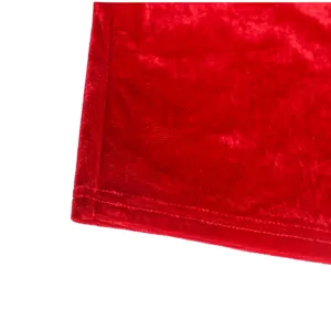 Dettaglio tessuto velluto rosso primo piano mostra trama cuciture fine per costume