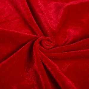 Dettaglio tessuto in velluto rosso, consistenza morbida, primo piano per costume natalizio.