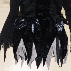 Vue détaillée du costume d'Halloween gothique noir avec un ourlet effiloché et velours.