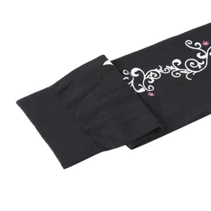 Calze gotiche nere con motivi a girandola bianchi e dettagli rosa per Halloween e costumi.