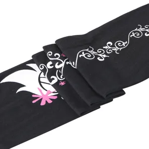 Dettaglio primo piano delle calze nere di Halloween con teschio e motivi di vite eleganti.