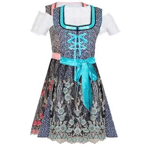 Nahaufnahme des traditionellen deutschen Oktoberfest Dirndl Kleides mit feiner Stickerei.
