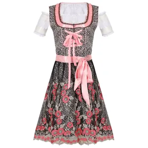 Details des traditionellen bayerischen Dirndlkleids mit Blumenstickerei und rosa Bändern.