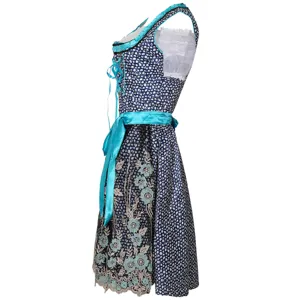 Traditionelles deutsches Dirndl für das Oktoberfest, alpenländische Tracht mit Schürze.