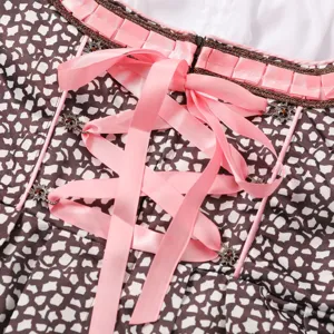 Traditionelles Oktoberfest Dirndl Kleid rosa Schleife Mieder Detail Nahaufnahme Ansicht