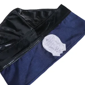 Accessoire de costume de police de jeu de rôle avec cuir verni brillant et tissu bleu.