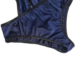 Gros plan détaillé d'un tissu bleu brillant avec bordure noire pour les vêtements de déguisement.