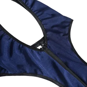 Détail de lingerie body métallique bleu, avec bordure noire et fermeture éclair avant pour cosplay.